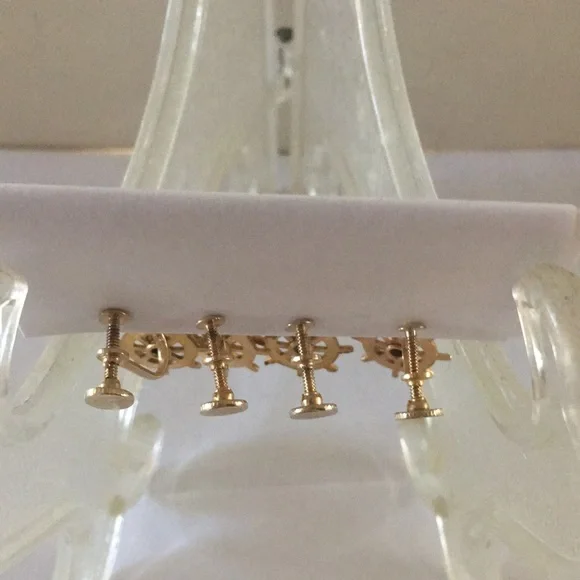 Beautiful screw back earring - Picture 3 of 5